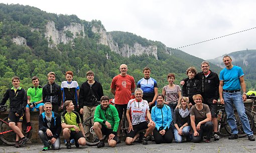 Die Teilnehmer der Zwei-Tages-Radtour des Albvereins Onstmettingen vor der Kulisse der Felsenlandschaft im Donautal.  Foto: Bitzer Foto: Schwarzwälder-Bote