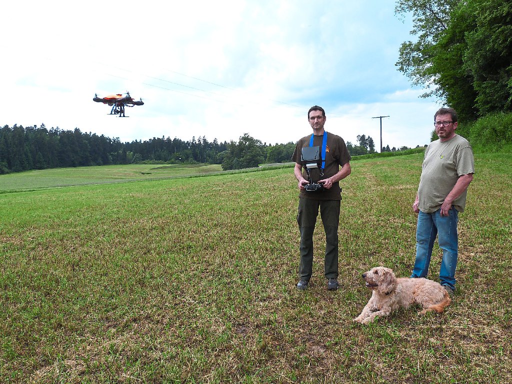Im Revier von Markus Götze (links) und Berthold Reinke jagt seit neuestem auch eine Drohne mit.