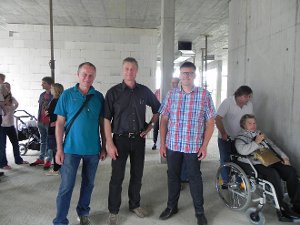 Peter Klein (links), Geschäftsführer von Mitutoyo am Standort Oberndorf, dankt auch Architekt Dieter Schneider und Bauunternehmer Martin Haas (rechts) für die geleistete Arbeit. Foto: Schwarzwälder-Bote