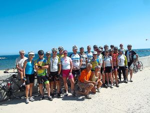 Nach herrlichen Radtagen  am Strand von Barcelona:  die große Gruppe aus Mönchweiler und Chabeuil. Foto: Hettich-Marull Foto: Schwarzwälder-Bote