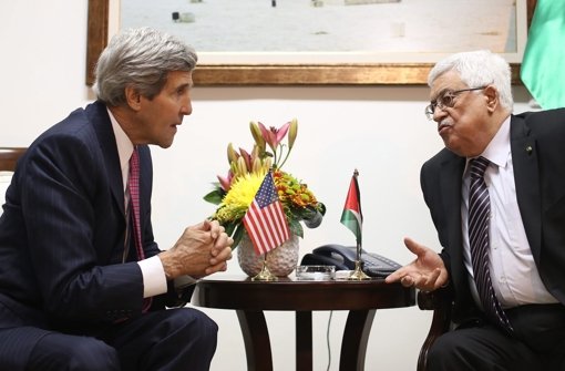 US-Außenminister John Kerry (links) mit Palästinenserpräsident Mahmud Abbas in Ramallah. Foto: XINHIUA POOL/dpa