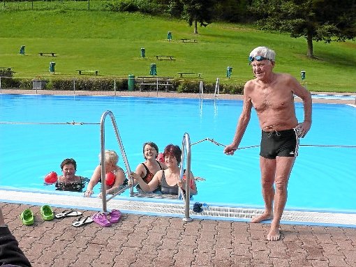 Die ersten Badegäste kamen am Samstagmorgen ins Höfener Freibad. Foto: Ziegelbauer