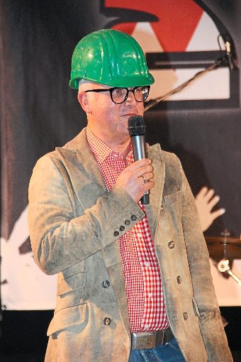 Da auf einer Baustelle gefeiert wird, hat Thomas Burger lieber noch einen Helm aufgesetzt. Foto: Eberl Foto: Schwarzwälder-Bote