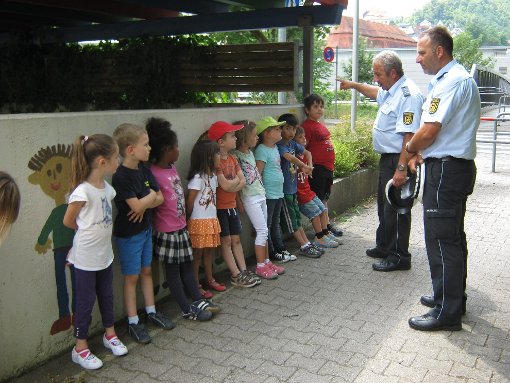 Zwei Polizeibeamte erklärten den Kindern, wie sie sich im Straßenverkehr richtig verhalten. Foto: Kindergarten Foto: Schwarzwälder-Bote
