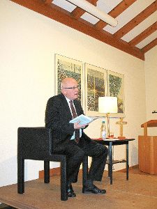Volker Kauder liest aus seinem Buch. Foto: Fahrland Foto: Schwarzwälder-Bote