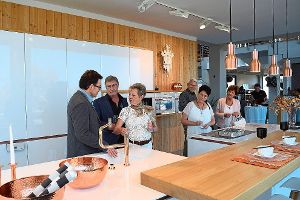 Interessierte Kunden informieren sich über die BES Zeyko Küchenmanufaktur und ihre Produkte.  Fotos: Hettich-Marull Foto: Schwarzwälder-Bote