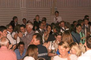 Die Stimmung in der Dietinger Halle ist prächtig: Kein Wunder, wenn Musiker vom Fach aufspielen (linkes Bild: Künstler aus Weißbuch).  Fotos: psw Foto: Schwarzwälder-Bote