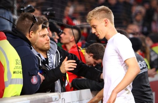 Timo Baumgartl wird von den Fans getröstet - und die VfB-Fans werden ihrerseits dafür berühmt. Foto: Pressefoto Baumann