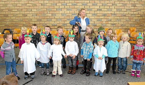 Viel Beifall erhielten die Kinder des Kindergartens Fluorn für ihren Beitrag beim Seniorennachmittag. Foto: Moosmann Foto: Schwarzwälder-Bote