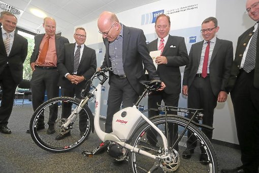Mit dem E-Bike zur Arbeit? Verkehrsminister Winfried Hermann (Zweiter von rechts) gab gestern den Startschuss für das Modellprojekt Nachhaltige Mobilität im ländlichen Raum. Darüber freute sich auch IHK-Präsident Dieter Teufel (rechts).  Foto: Eich