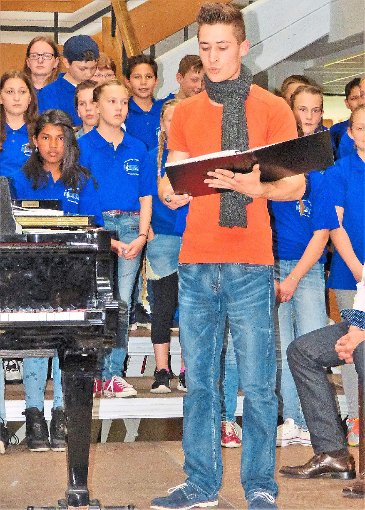 Solist Adrian Schrag begeistert im Bass beim jüngsten Chorkonzert des Fürstenberg-Gymnasiums am Wochenende. Foto: Bombardi Foto: Schwarzwälder-Bote