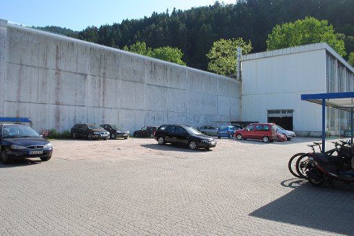 An diesem Platz, wo derzeit noch die Mitarbeiter-Parkplätze sind, soll die Produktionshalle als Erweiterungsbau an das bestehende Gebäude erstellt werden. Fotos: Gräff Foto: Schwarzwälder-Bote