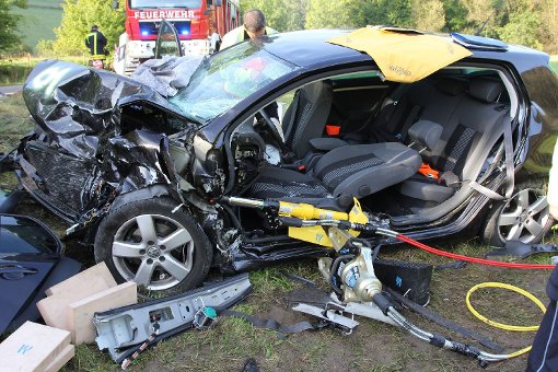 Das total zerstörte Wrack des VW Golf. Sieben Menschen werden bei dem Unfall in Wiesensteig teils schwer verletzt. Foto: www.7aktuell.de | Christian Schlienz