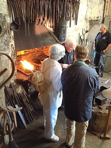 In einer Hammerschmiede in Kornwestheim lernten die Senioren ein fast ausgestorbenes Handwerk kennen.  Foto: Baumann Foto: Schwarzwälder-Bote