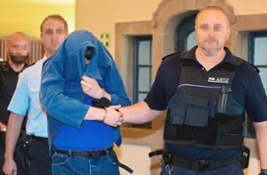 Drazen D. wird im Landgericht Rottweil in den Gerichtssaal geführt. Foto: Graner