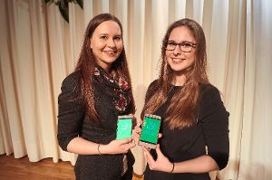Sie trugen zur Verwirklichung der  Gäste-App  bei: die Studentinnen Katrin Strauch (links) und Tabitha Breustedt.  Foto: Krokauer Foto: Schwarzwälder-Bote
