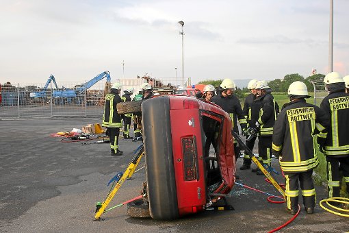Wie Personen aus einem Unfallauto gerettet werden, das haben Feuerwehrleute aus Schömberg und Rottweil bei einer gemeinsamen Übung geprobt. Foto: Müller Foto: Schwarzwälder-Bote