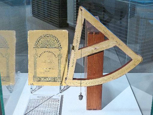 Der Stieffel-Sextant mit Anleitungsbuch Uhrenregulator und einer Sonnenhöhentabelle. Foto: Kouba Foto: Schwarzwälder-Bote