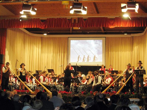 Klangvolle Begegnungen: Das Blasorchester trifft auf ein Alphornensemble. Foto: Armbruster