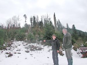 Verlässt nach 35 Jahren seinen Wolfacher Wald : Anton Griesbaum (rechts) geht in den Ruhestand. Foto: Adler