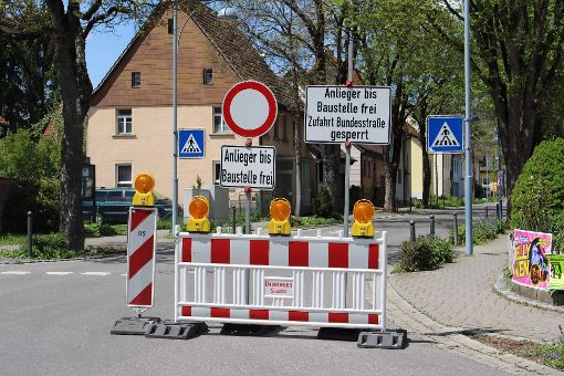 Die Zufahrt zur Bundesstraße ist gesperrt.  Foto: Strohmeier Foto: Schwarzwälder-Bote