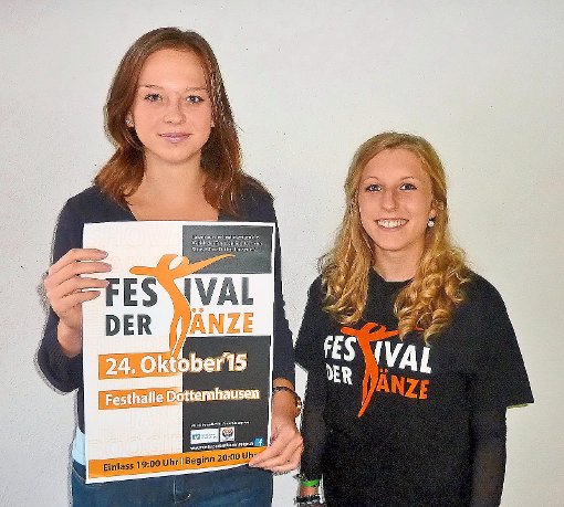 Alina Riedlinger (links)  und Sarah Wochner präsentieren das Veranstaltungsplakat und das Festival-T-Shirt. Das Logo und das Plakat wurden von Natalie Albert entworfen.   Foto: Verein Foto: Schwarzwälder-Bote