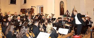 Die Dauchinger Jugend- und Musikkapelle mit ihren Dirigenten Markus Kurz begeisterten bei ihrem Adventskonzert in St. Cäcilia.  Foto: Preuß Foto: Schwarzwälder-Bote