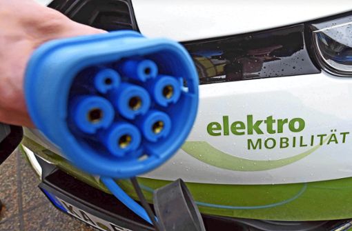 Der Ladestecker eines elektrisch betriebenen Fahrzeuges. Auch zukünftig soll in Brigachtal ein E-Auto  den Bürgern mietweise zur Verfügung stehen. Foto: dpa/Uli Deck