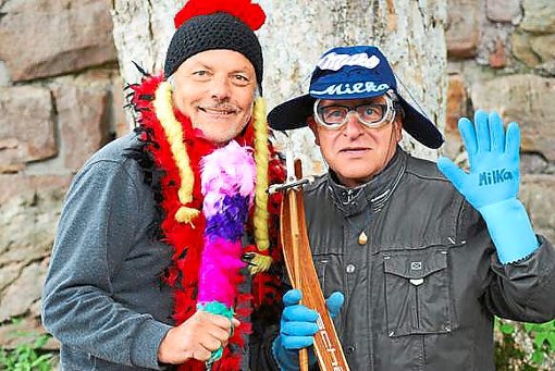 Gunter Schwarz und Henry Greif  (von links) gehen als Hutversteigerer nochmals auf Sendung.  Foto: Geiser Foto: Schwarzwälder-Bote