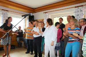 Annette Scherzinger (links) probt mittwochs mit den Sängern des Inklusionschors.   Foto: Bächle Foto: Schwarzwälder-Bote