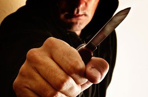 Zuerst entblößte sich der 30-jährige Mann, dann stach er mit dem Messer zu. (Symbolfoto) Foto: Shutterstock/igor.stevanovic (Symbolbild)