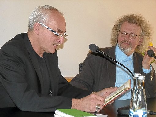 Jose F. A. Oliver (links) und Thomas Rosenlöcher diskutieren nach der Lesung in Hausach über Inhalte. Foto: Jehle Foto: Schwarzwälder-Bote