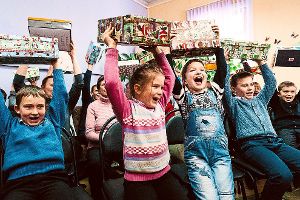 Groß ist die Freude der Kinder, wie hier in Weißrussland, wenn sie ihre Päckchen überreicht bekommen. Foto: Vogt