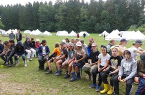 80 Kinder und Jugendliche aus Stuttgart lernen die Alb in einem Feriencamp auf dem Lieshof kennen.  Dabei herrschte gute Laune trotz Gummistiefel-Wetters. Foto: Gauggel/Gauggel