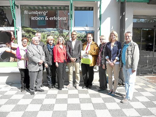 Die SPD-Europaabgeordnete Evelyne Gebhardt (fünfte von links) besucht  Blumberg.  Foto: Suttheimer Foto: Schwarzwälder-Bote