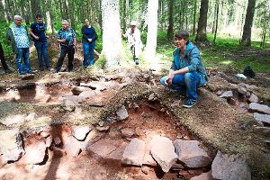 Grabungsleiterin Katja Thode erklärt an dem in Oberwürzbach gefundenen, rätselhaften Rundbau, wozu er eventuell bis vor 500 oder 600 Jahren gedient haben könnte. Foto: Schabert Foto: Schwarzwälder-Bote