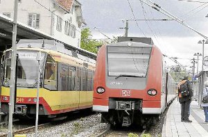 Die Stadtbahnen (links im Bild), die derzeit auf der Strecke von Eutingen bis Karlsruhe eingesetzt werden, sollen ab etwa 2017 Geschichte sein. Die Nahverkehrsgesellschaft plant den Einsatz von Zügen ähnlich der roten DB-Regio-Fahrzeuge. Foto: Schwark