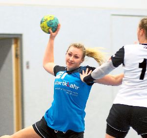 Lena Kaufmann und die Lahrer Handballerinnen haben in Sinzheim zwei Punkte im Visier.   Foto: Heck