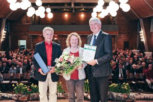 Henriette Haas wurde von Bürgermeister Siegfried Scheffold (rechts) mit der Ehrenmedaille in Bronze der Stadt Hornberg ausgezeichnet. Erich Haas bekam für seine Arbeit in der Awo ein Weinpräsent. Fotos: Gräff Foto: Schwarzwälder-Bote