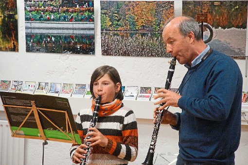 Sonja Link musiziert mit ihrem Klarinetten-Lehrer Bernd Rimbrecht.   Foto: Heimpel Foto: Schwarzwälder-Bote