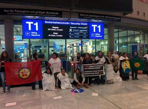 Am Stuttgarter Flughafen haben am Dienstagmorgen einige kurdische Demonstranten das Terminal 1 blockiert. Foto: Jan Georg Plavec