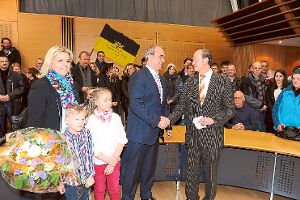 Der Wahlausschussvorsitzende Joachim Zillinger (vorne rechts stehend) gratulierte dem neu gewählten Bürgermeister Matthias Leyn. Mit Leyn freuten sich seine Frau Anja und die beiden Kinder Emily und Jonas.   Foto: Fritsch