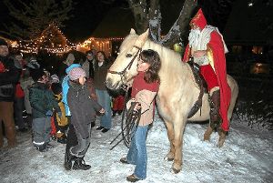Hoch zu Ross kommt der Nikolaus am Samstag, 15. Dezember, um 18 Uhr zur Dorfweihnacht auf den Rathausplatz in Hörschweiler und beschenkt die Kinder. Archiv-Foto: Maier Foto: Schwarzwälder-Bote