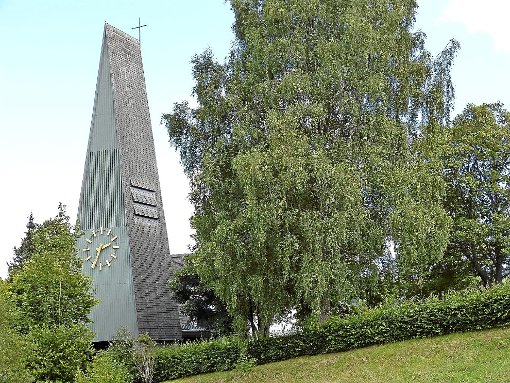 Die Kirche steht mitten in Langenschiltach  auf einem Hang. Gleich im Anschluss befindet sich der Friedhof.   Foto: Schultheiß Foto: Schwarzwälder-Bote