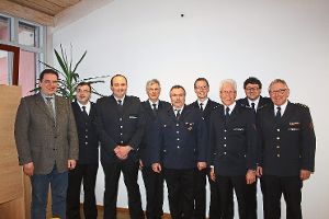 Gesamtkommandant Bernd Schwörer und Bürgermeister Tobias Link  mit den ausgezeichneten Wehrmännern. Foto: Bächle Foto: Schwarzwälder-Bote