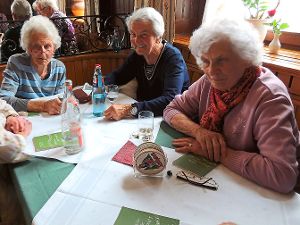 Therese Bartlewski, ihre Schwester Berta Heckmann und Else Gleichauf tauschen die neuesten Dorfgeschichten aus. Foto: Schüle Foto: Schwarzwälder-Bote