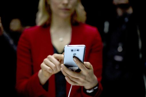 Das Smartphone immer griffbereit? Markus Kiesel meint: Das muss nicht sein. Foto: Morenatti Foto: Schwarzwälder-Bote