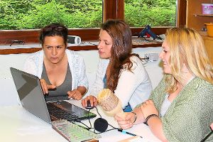 Cornelia Dziedzina-Langrock erklärt Alicia und Janika das Programm, mit dem sie Hörspiele Produzieren können. Foto: Zinzendorfschulen Foto: Schwarzwälder-Bote