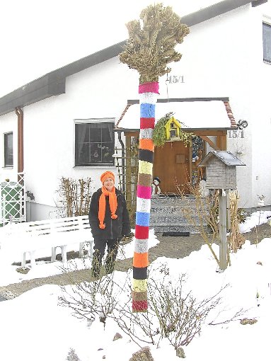 Ursula Brodbeck hat für die Akazie in der Lisztstraße ein passendes Winterkleid gefertigt. Foto: Brodbeck Foto: Schwarzwälder-Bote
