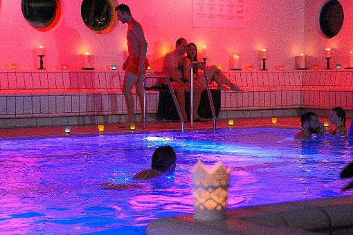 Anfang November gibt es das erste Candle-Light-Schwimmen der Saison. Foto: Badepark Foto: Schwarzwälder-Bote